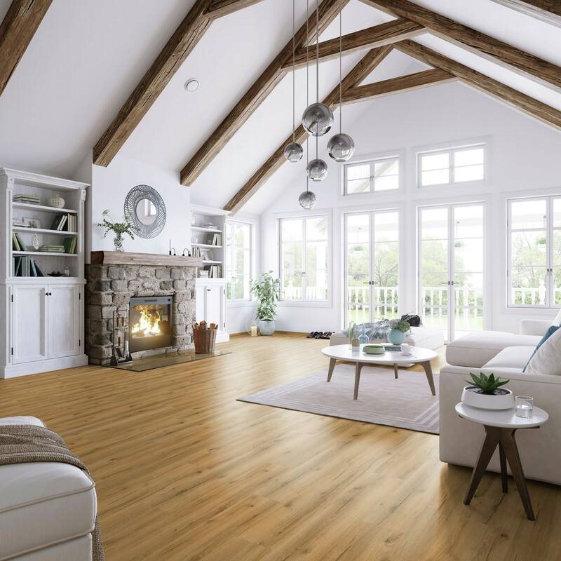 Loft mit Dachbalken und Designboden