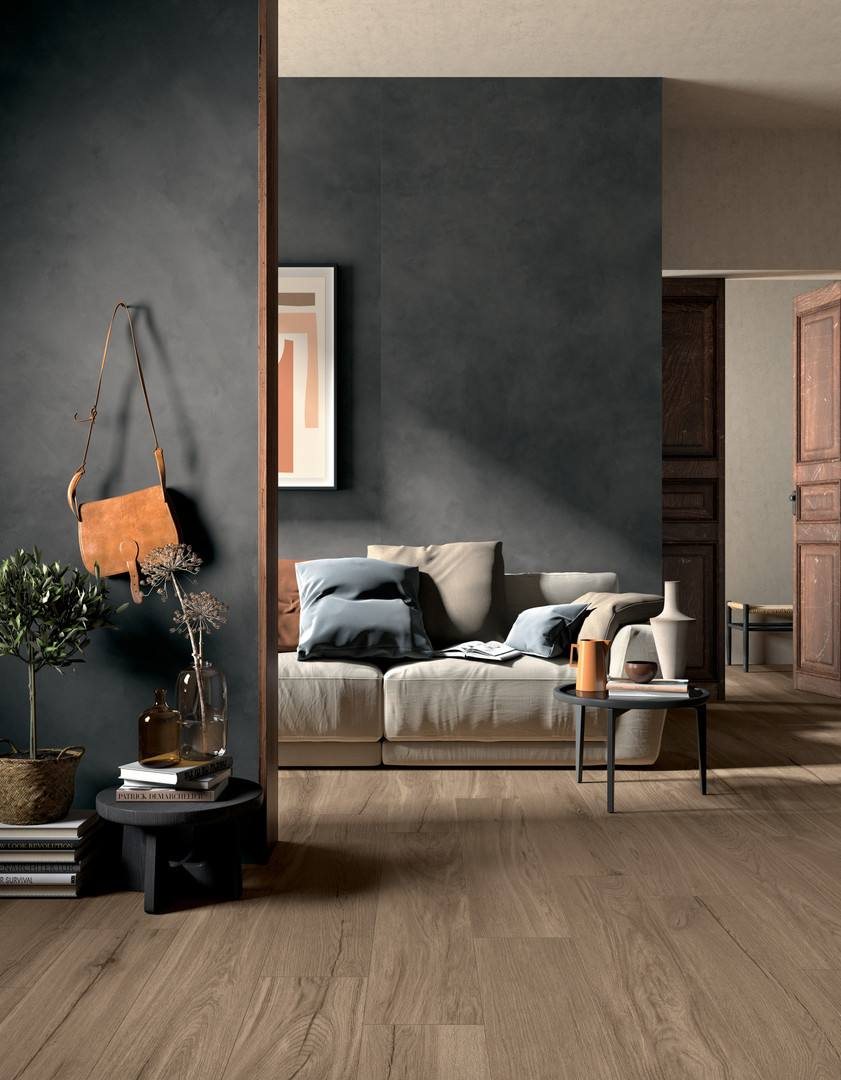 Dunkler Wohnraum mit Designboden