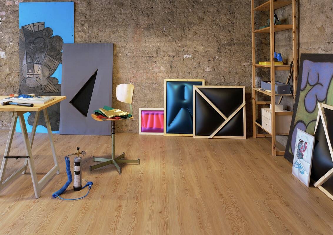 Designboden in Holzoptik mit warmem Licht