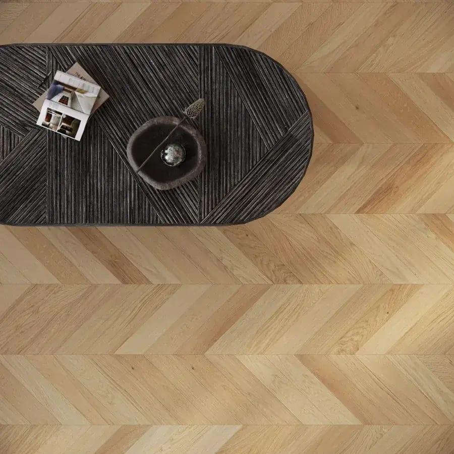 Chevron-Parkett aus Eiche im Detail