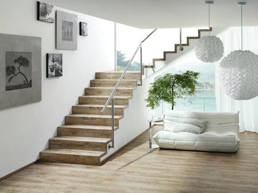 Heller Designboden in Holzoptik im Wohnbereich