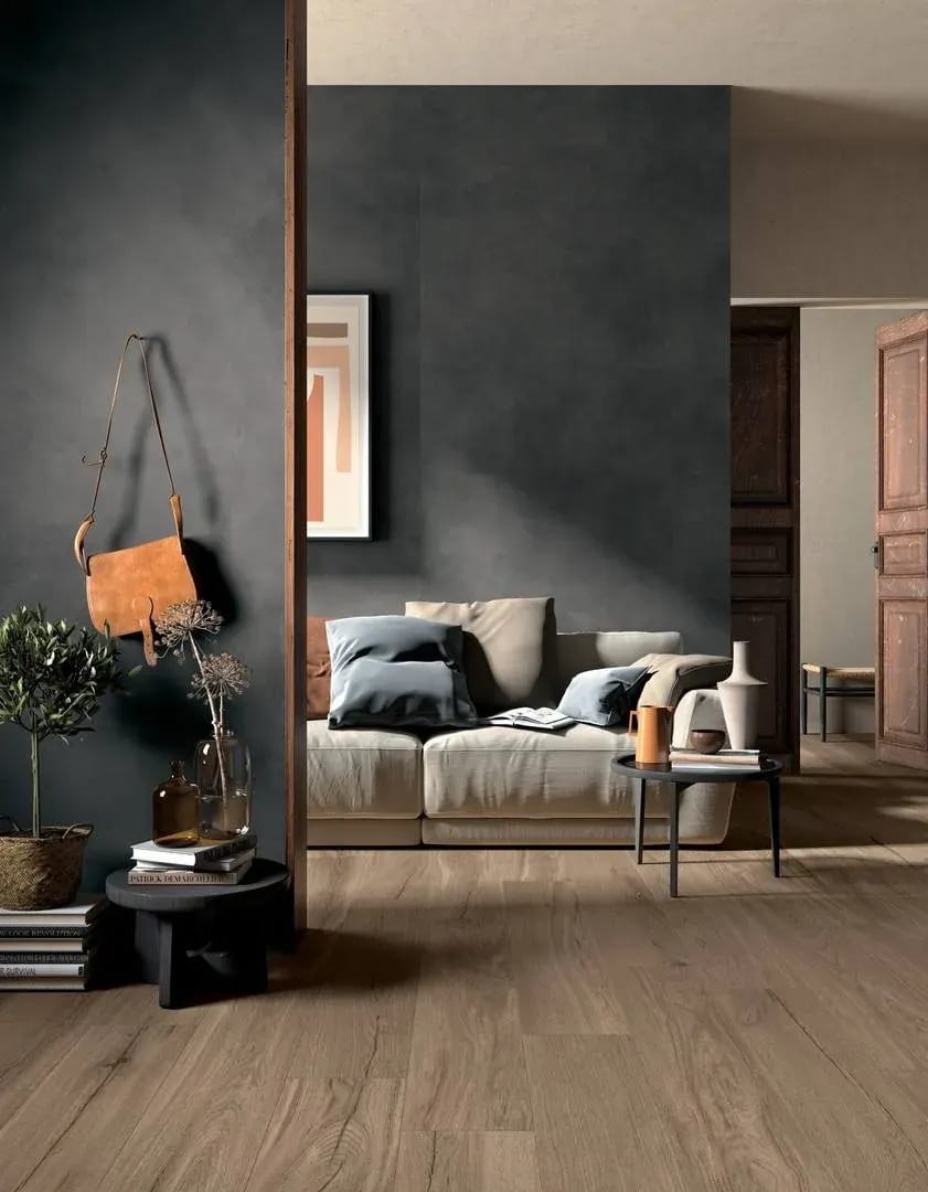Dunkler Wohnraum mit Designboden